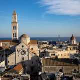 Anche se a farla da padrone � la vicinissima e magnifica Cattedrale di San Sabino, con il suo bianco prospetto...